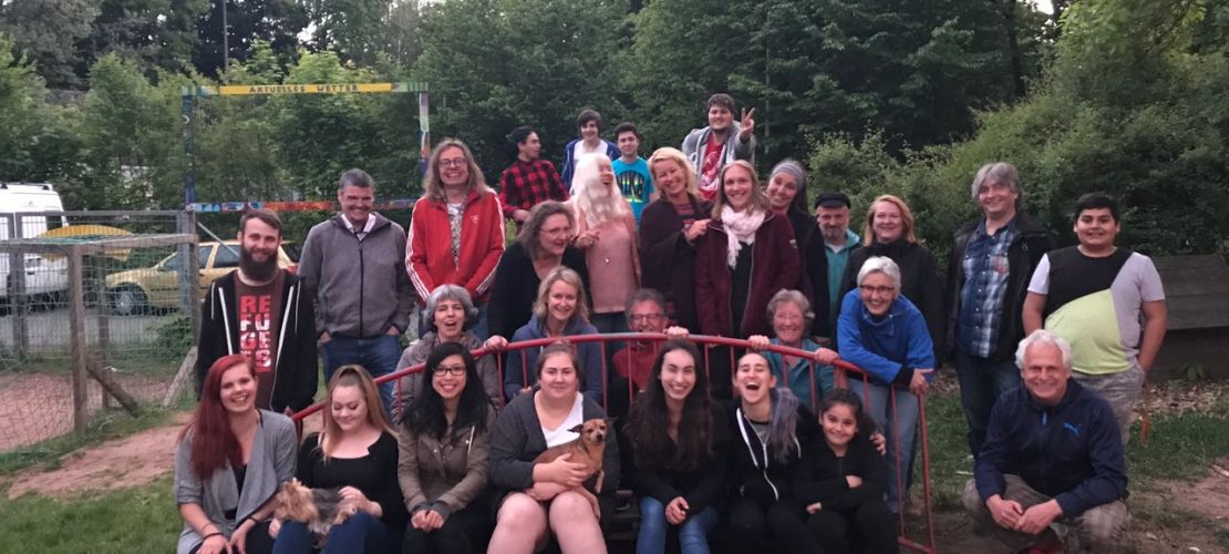 Ein Gruppenfoto mit vielen Mitgliedern des ereins Angerinitiative e.V.